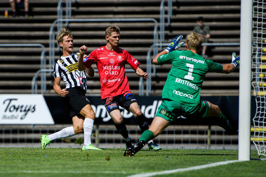 Landskronas Robin Hofsö gör 1-0 bakom Trelleborgs