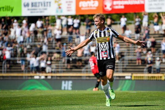 Landskronas Robin Hofsö jublar
