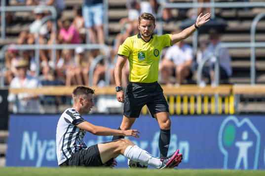 Landskronas Filip Olsson och domare Joakim Östling