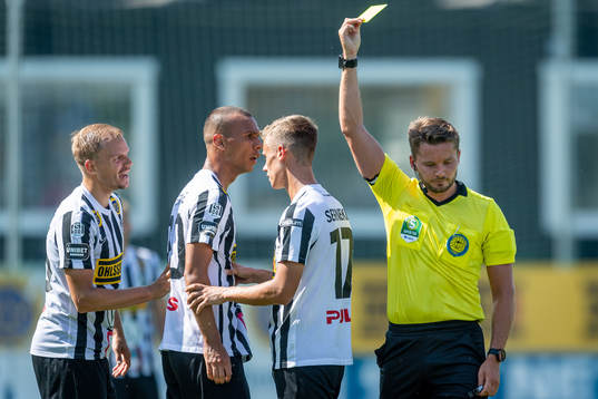 Domare Joakim Östling ger gult kort till Landskronas Sumar