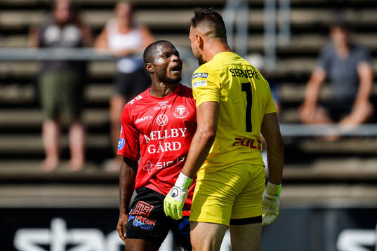 Trelleborgs Henry Offia och Landskronas målvakt Amr