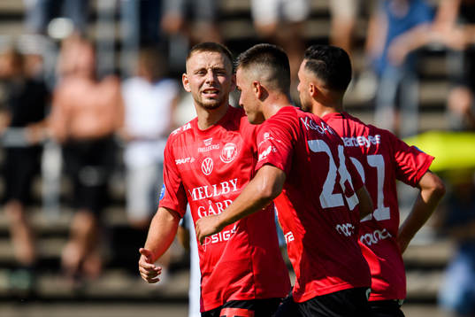 Trelleborgs Petar Petrovic och Haris Brkic jublar
