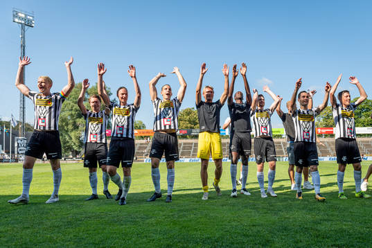 Landskronas spelare tackar publiken