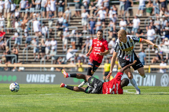 Landskronas Viktor Wihlstrand i en situation med