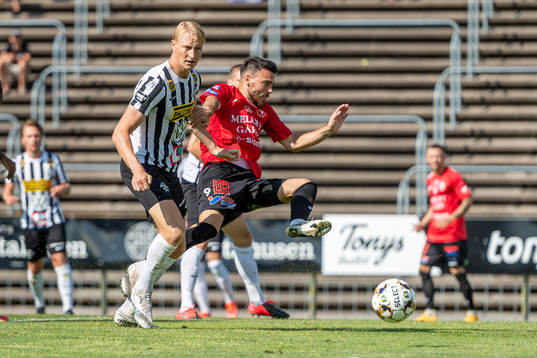 Landskronas Viktor Wihlstrand mot Trelleborgs Dzenis Kozica