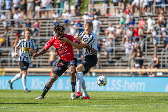Landskronas Philip Andersson och Trelleborgs Abdul Fatawu