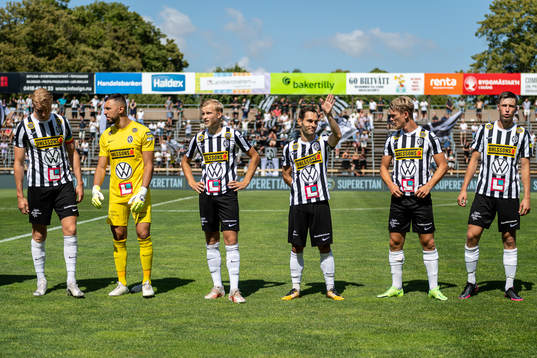 Landskronas spelare framför publiken