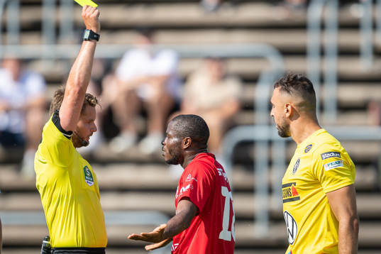 Domare Joakim Östling ger gult kort till Trelleborgs Henry
