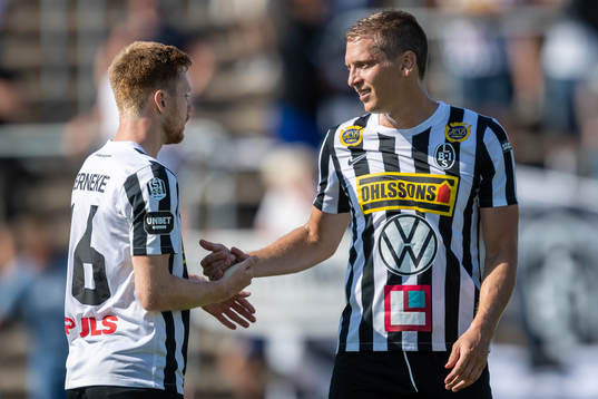 Landskronas Dennis Olofsson och Philip Andersson jublar