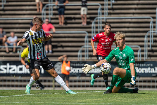 Landskronas Oscar Petersson med skott som räddas av