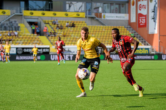 Elfsborgs Christopher McVey och Östersunds Patrick Kpozo