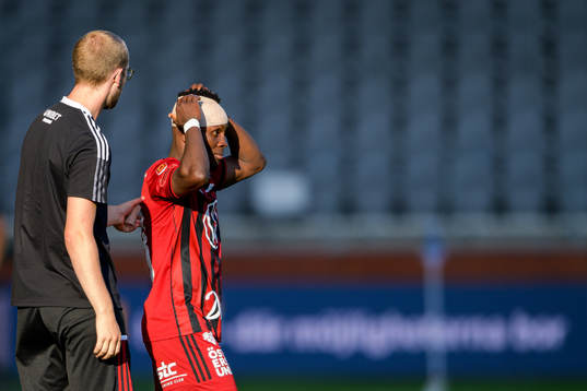 Östersunds Samuel Mensiro med bandage