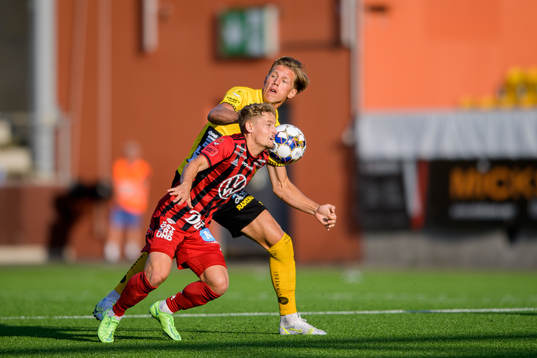 Östersunds Henrik Bellman och Elfsborgs Noah Söderberg