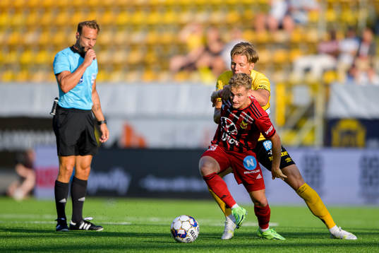 Östersunds Henrik Bellman och Elfsborgs Noah Söderberg