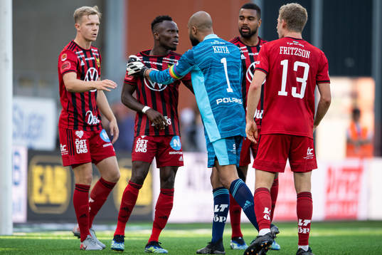 Irriterat mellan Östersunds Samuel Mensiro och Ludvig