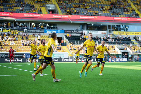 Elfsborgs Jeppe Møldrup Okkels jublar med lagkamraterna