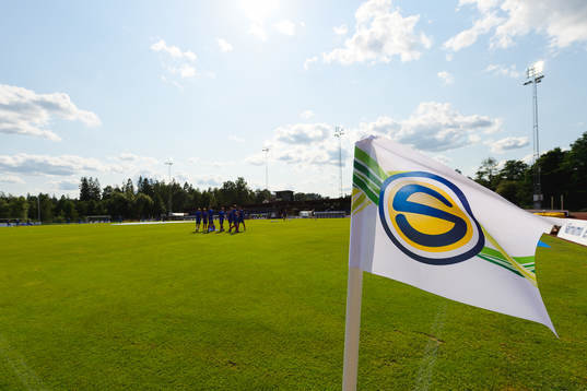Hörnflagga med Superettan logo före fotbollsmatchen i
