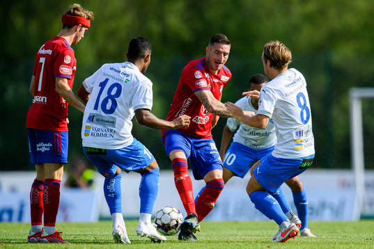 Östers James Keene i en kamp mot Värnamos Wenderson