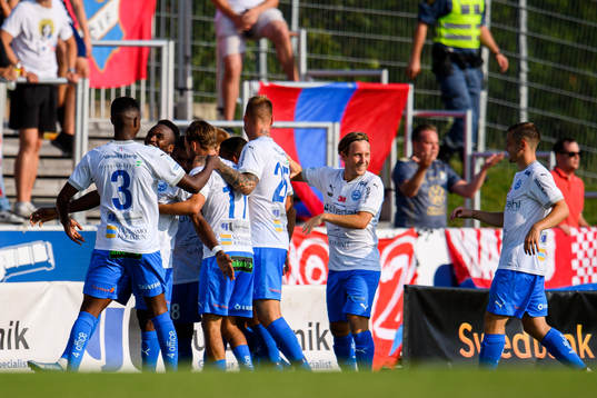 Värnamos spelare jublar med Christioan Moses
