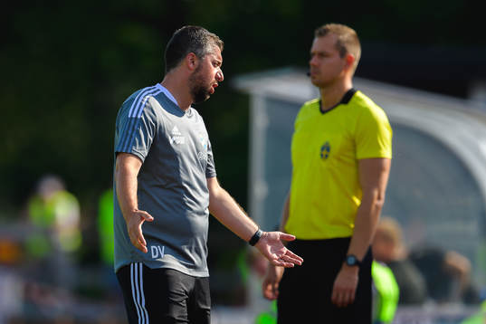 Östers tränare Dennis Velic deppar