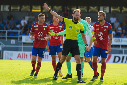 Domare Andreas Dufva Johansson när Östers Månz Berg