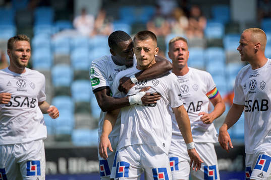 Brages Adil Titi och Leonard Pllana jublar