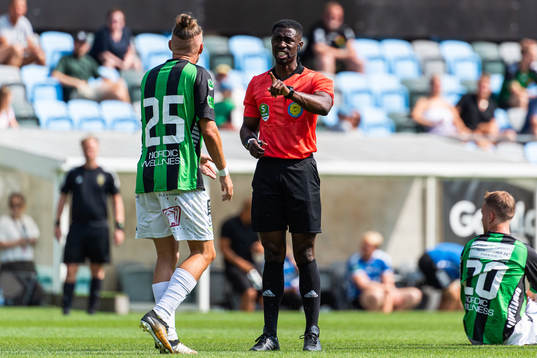 GAIS Jonas Lindberg reagerar mot domare Fredrik Oppong