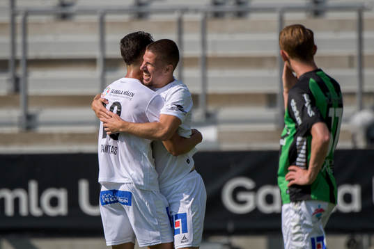 Brages Nicolas Gianini Dantas och Shkodran Maholli jublar