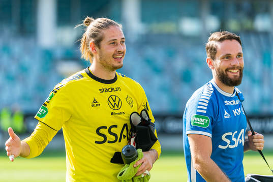 Brages tränare målvakt Adrian Engdahl jublar