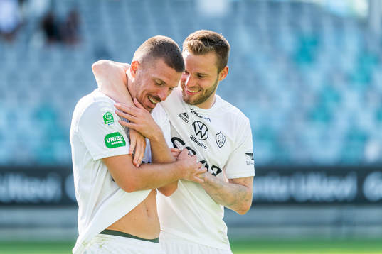 Brages Shkodran Maholli och Niklas Söderberg jublar