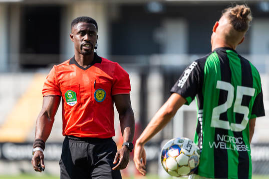 Domare Fredrik Oppong och GAIS Jonas Lindberg