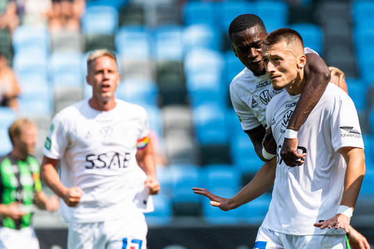 Brages Adil Titi jublar med målskytten till 0-1 Leonard