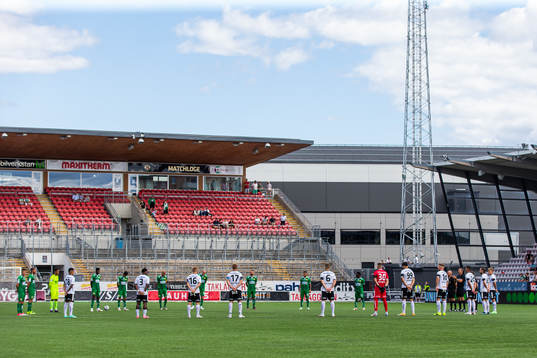 Örebros och Hammarbys spelare vid en tyst minut för att