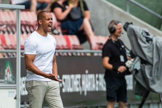 Örebros assisterande tränare Paul Olausson reagerar