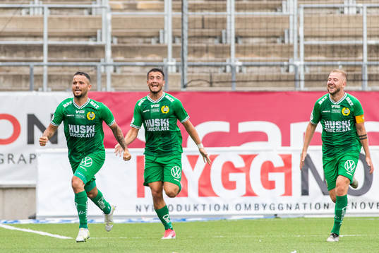 Hammarbys Mohanad Jeahze jublar bredvid Astrit Selmani och