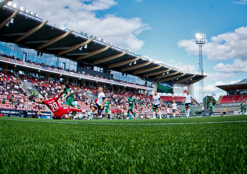 Hammarbys Astrit Selmani gör 0-1 på Örebros målvakt