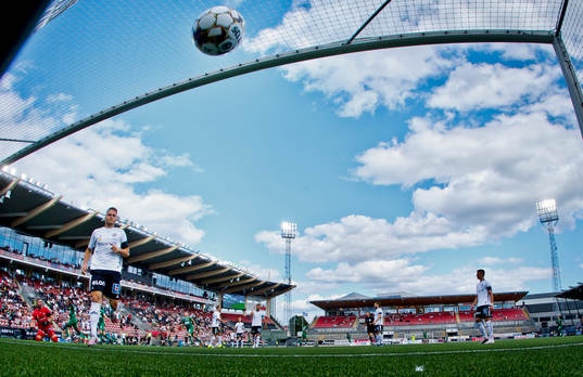 Hammarbys Astrit Selmani gör 0-1 på Örebros målvakt
