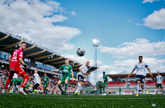 Örebros målvakt Mergim Krasniqi, Michael Almebäck och