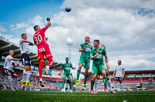 Örebros målvakt Mergim Krasniqi och Hammarbys Björn