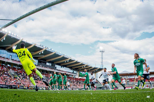 Hammarbys målvakt Oliver Dovin räddar en frispark