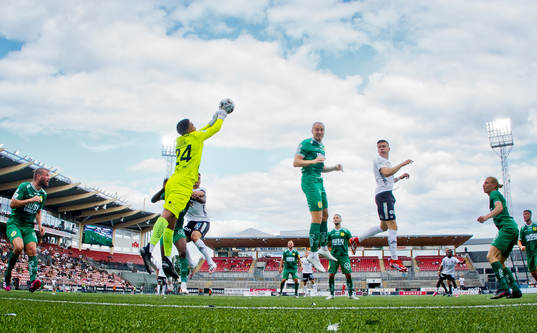 Hammarbys målvakt Oliver Dovin och Örebros Jake Larsson