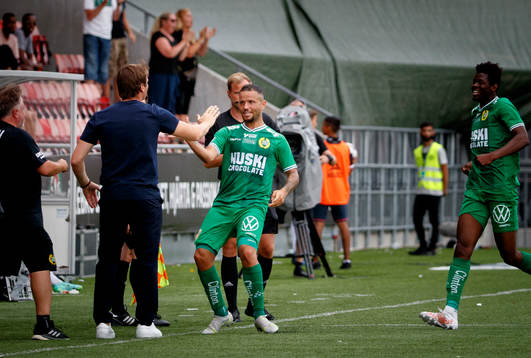 Hammarbys Mohanad Jeahze jublar med tränare Milos
