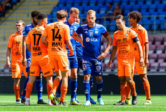Sundsvalls Linus Hallenius och AFC Eskilstunas Abdelkarim
