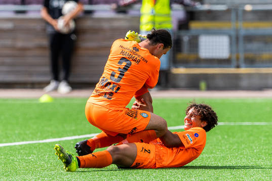 AFC Eskilstunas Abdelkarim Mammar Chaouche hjälper Robin