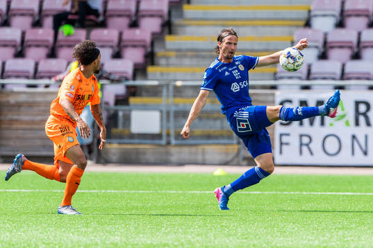 AFC Eskilstunas Robin Tihi och Sundsvalls Linus Hallenius