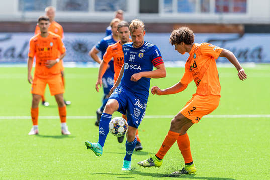 Sundsvalls Pontus Engblom och AFC Eskilstunas Robin Tihi