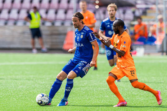 Sundsvalls Linus Hallenius och AFC Eskilstunas Ibrahim