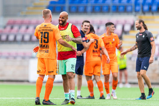 AFC Eskilstunas Alexander Ahl Holmström och målvakt