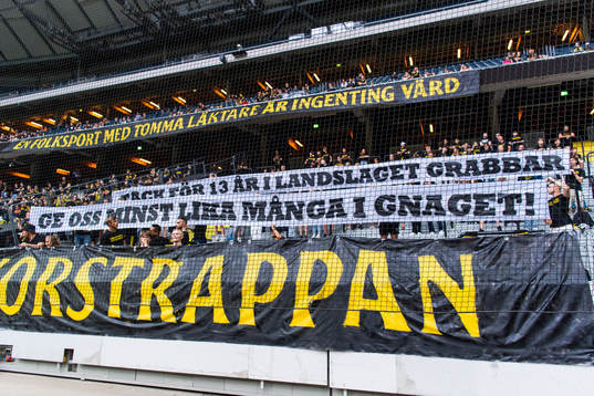 s supportrar med banderoller riktade till Sebastian Larsson