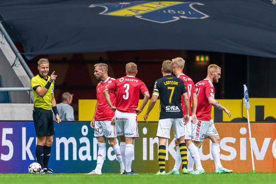 Domare Glenn Nyberg i diskussion med Kalmars Sebastian Ring